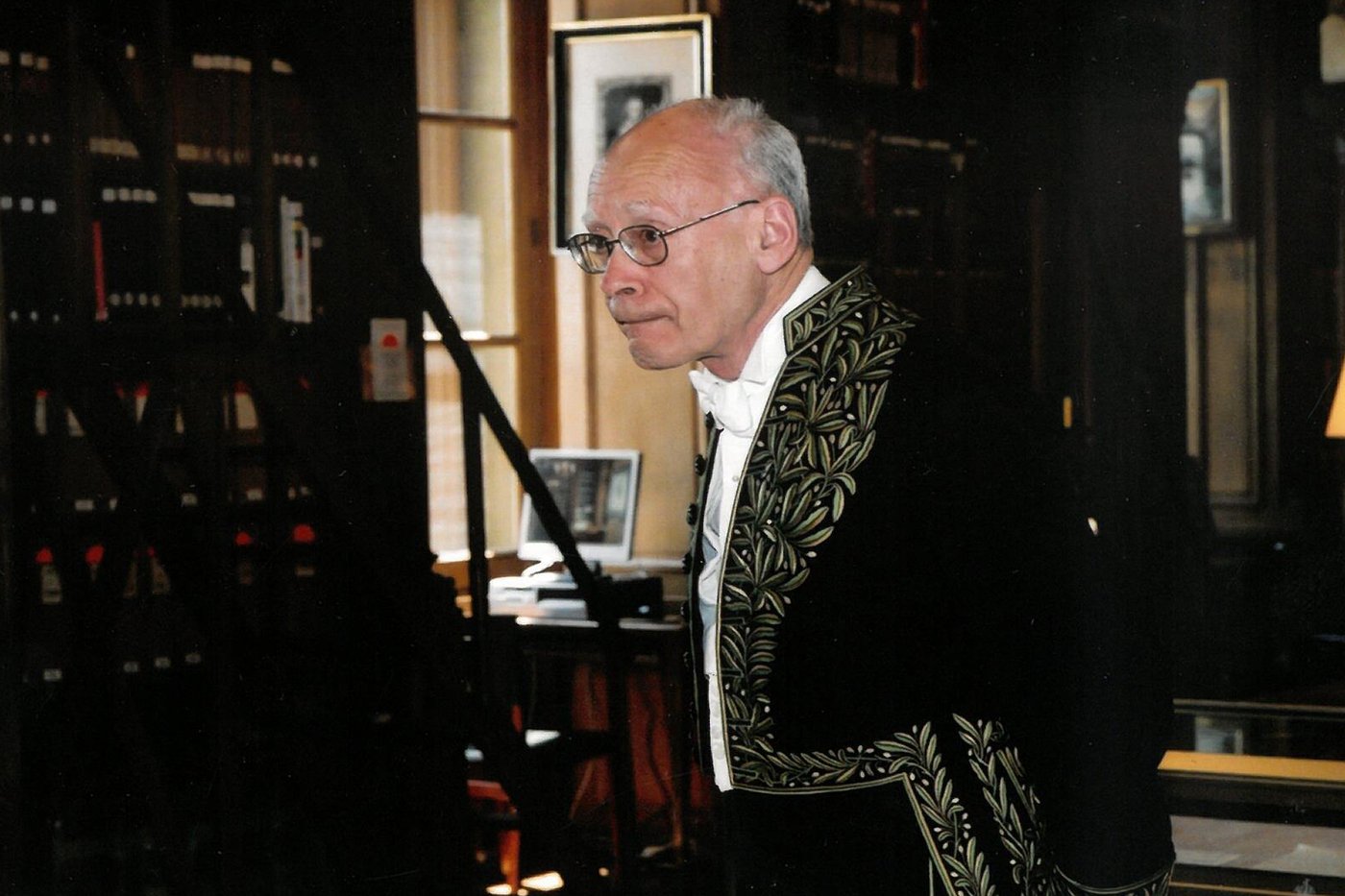 Scientists win chemistry Nobel for discoveries about mirrored molecules that led to many drugs | iNFOnews.ca