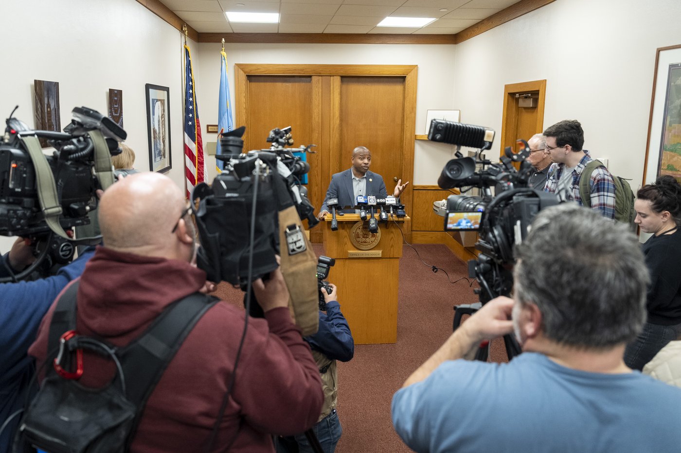 FBI arrests a Milwaukee judge accused of helping a man evade immigration authorities | iNFOnews.ca