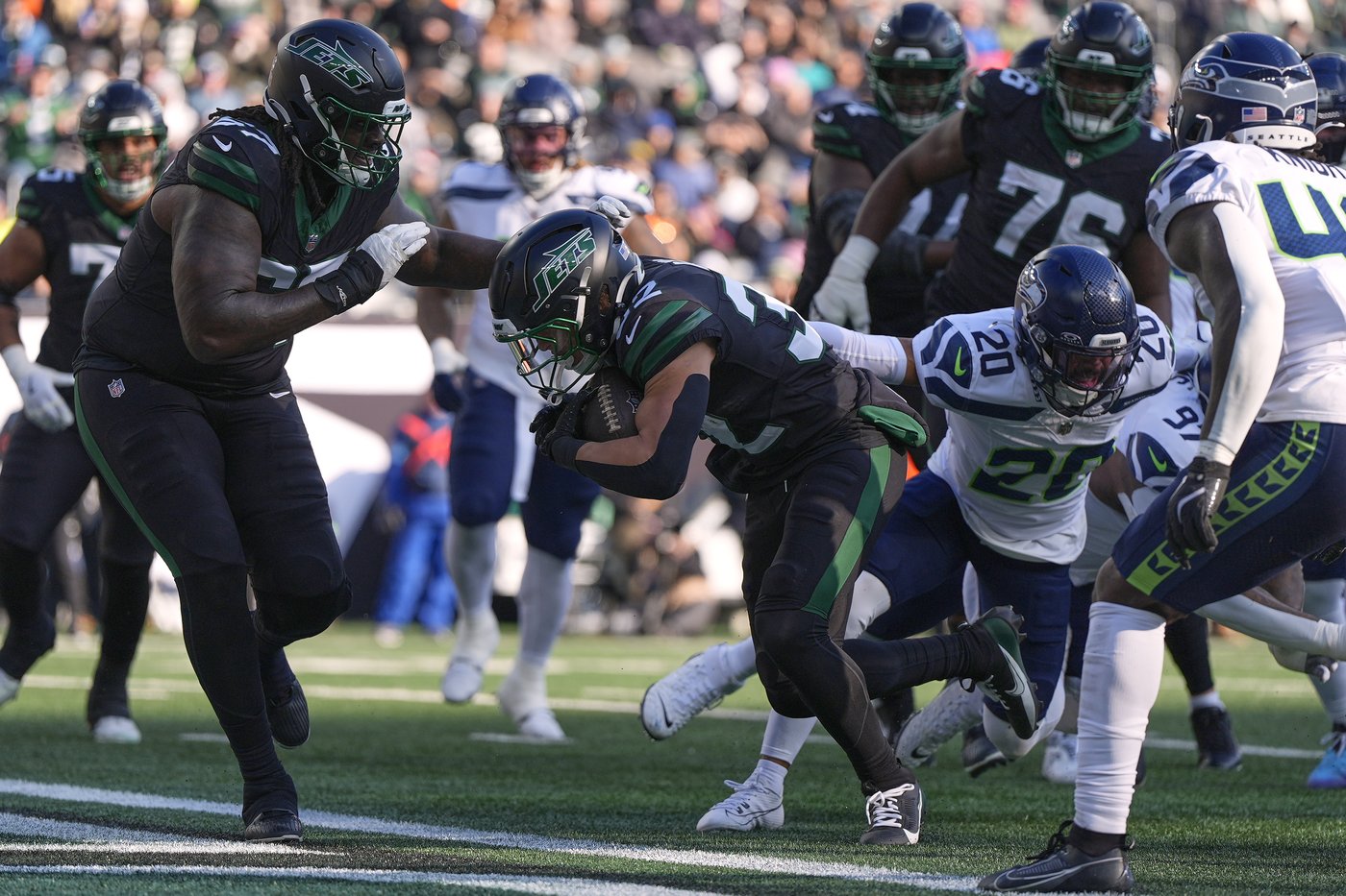 Williams' 92-yard INT return and Charbonnet's late TD run help Seahawks top Jets 26-21 | iNFOnews.ca