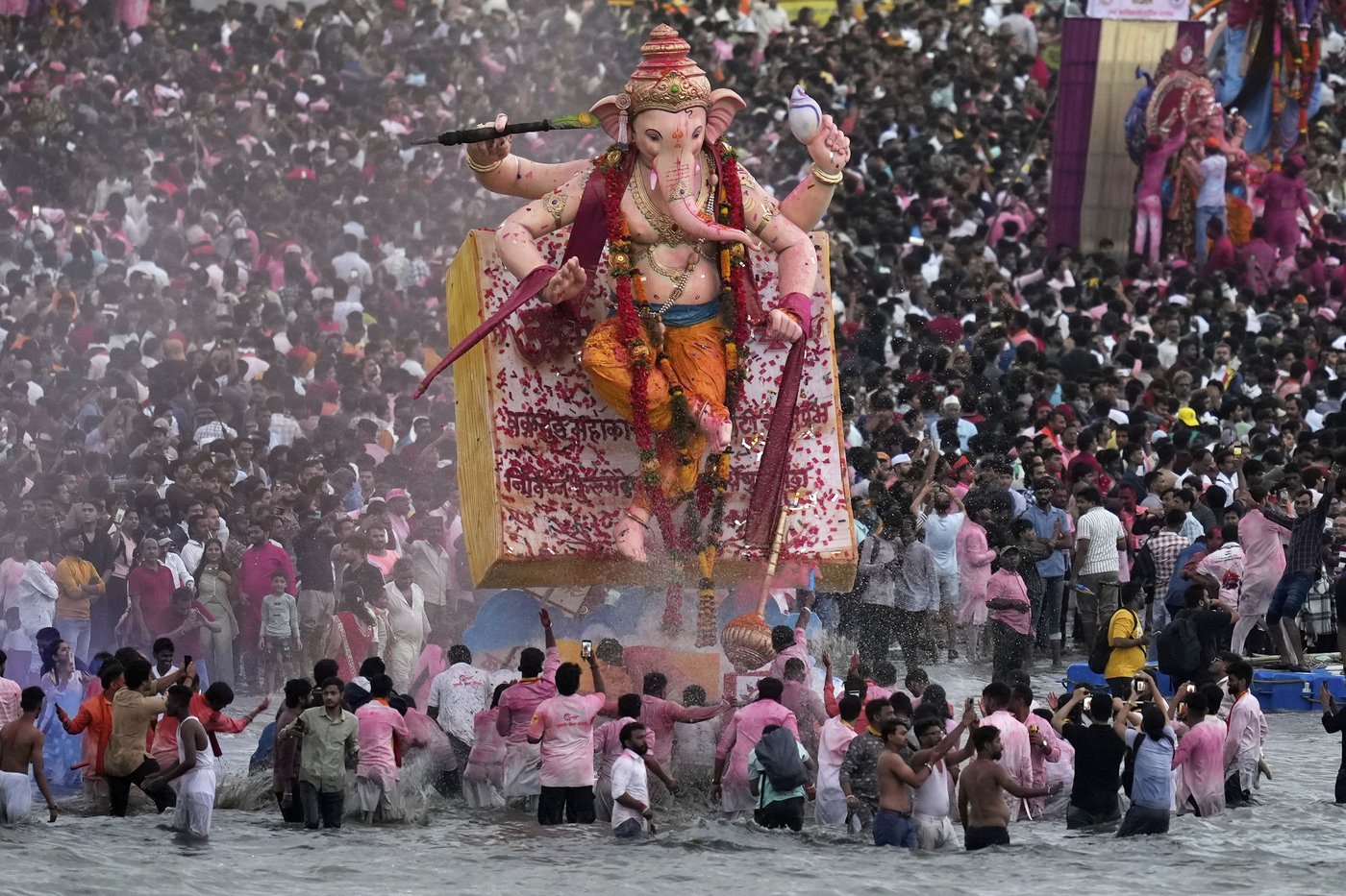 Photos show Indians marking final day of Ganesh Chaturthi that ends with sea immersion | iNFOnews.ca