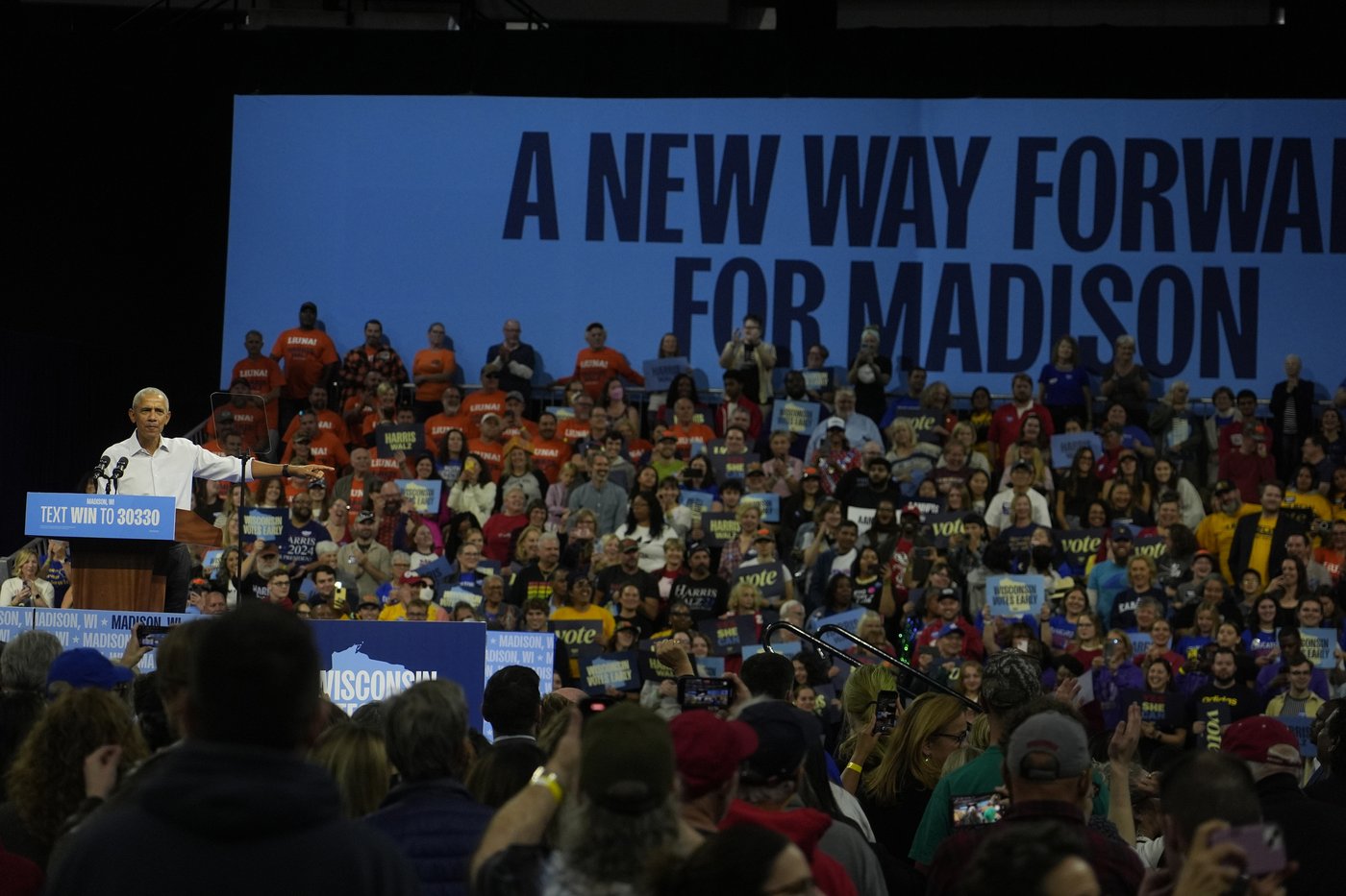 Obama and Walz urge Democrats to vote early in battleground Wisconsin | iNFOnews.ca