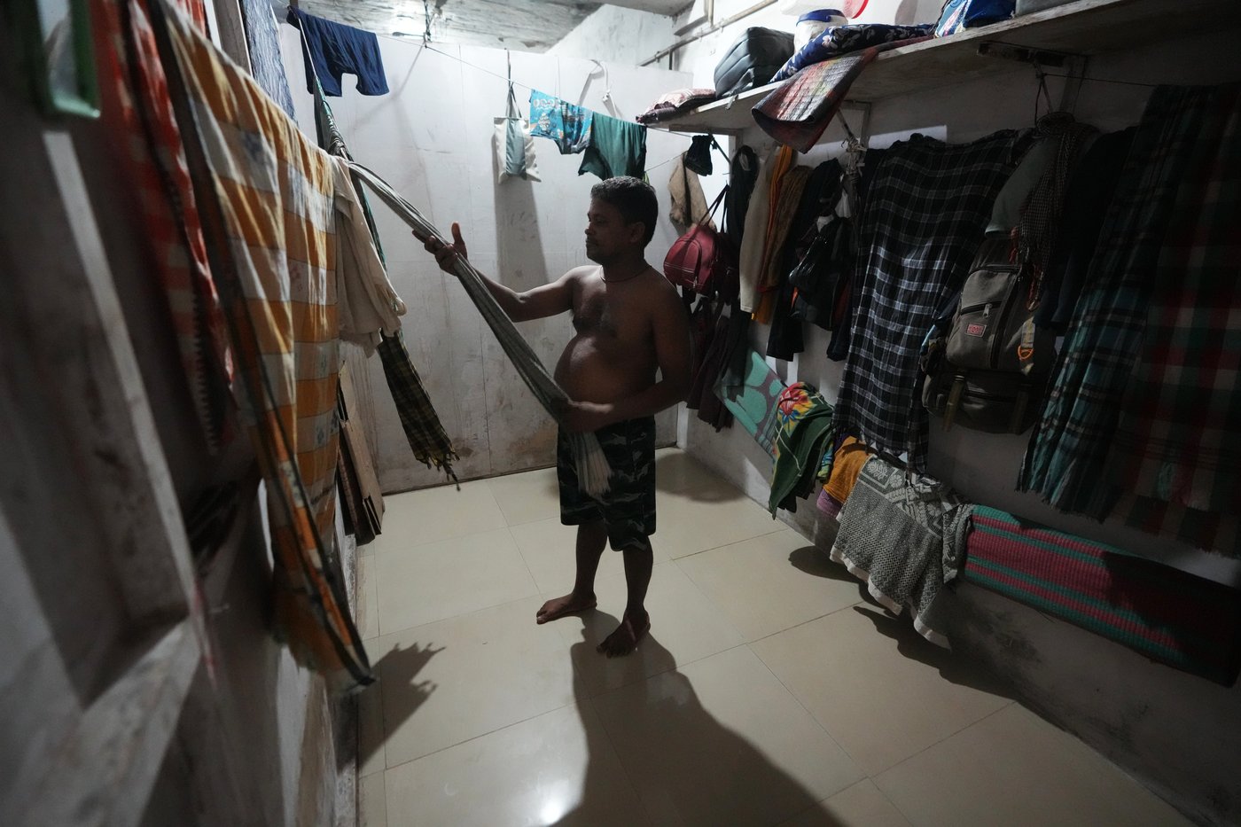 How one Indian textile worker copes with extreme heat in factory work and cramped living quarters | iNFOnews.ca