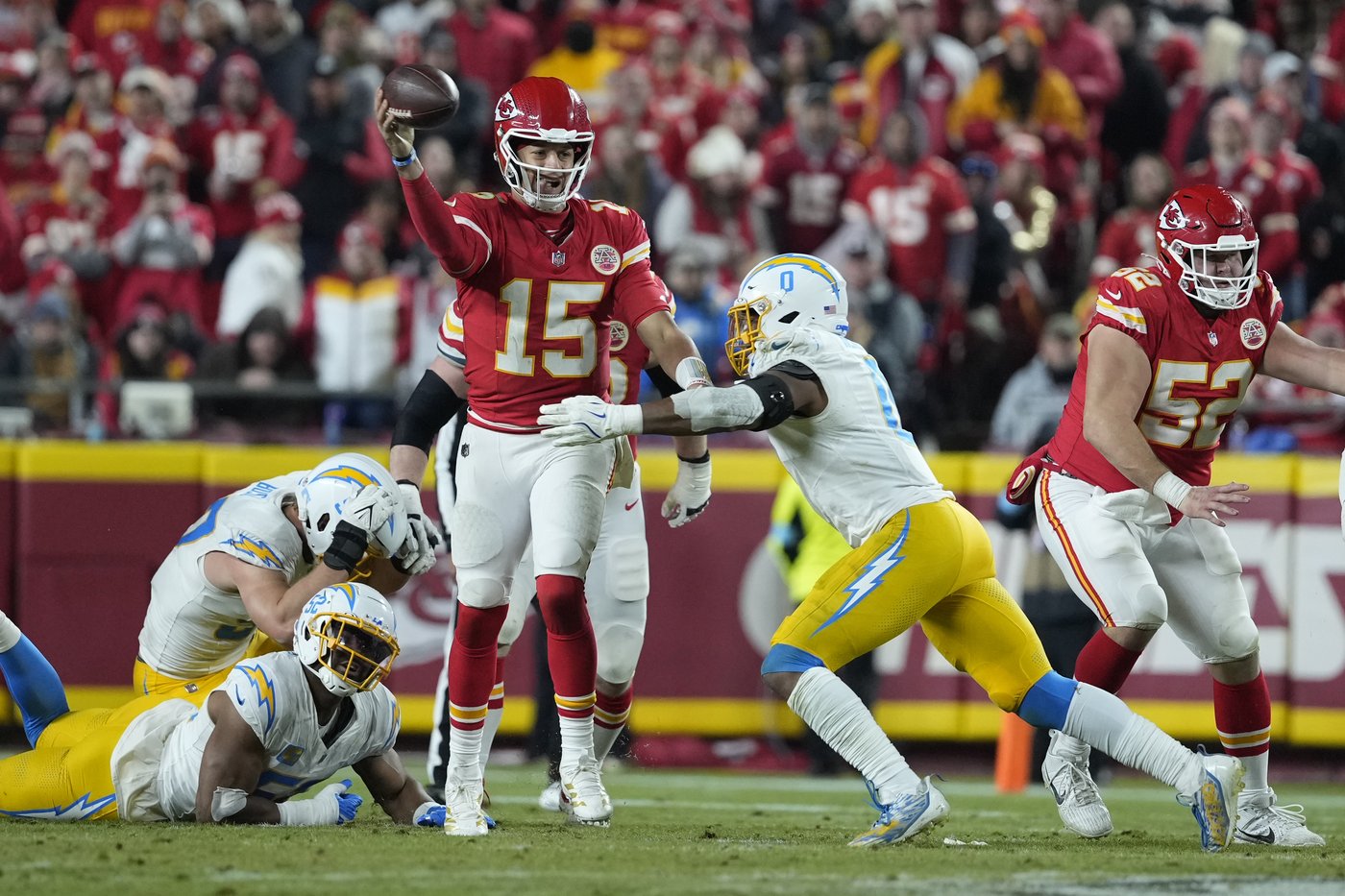 Chiefs win 9th straight AFC West title, beating Chargers 19-17 on bank-shot field goal | iNFOnews.ca Chiefs win 9th straight AFC West title, beating Chargers 19-17 on bank-shot field goal | iNFOnews.ca