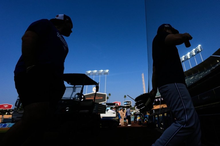 Dodgers manager Dave Roberts had flight delay getting home from Toronto after World Series Game 2 | iNFOnews.ca Dodgers manager Dave Roberts had flight delay getting home from Toronto after World Series Game 2 | iNFOnews.ca