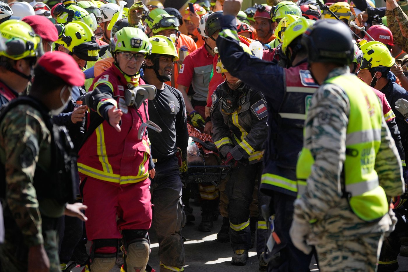 Venezuelan security guard pulled alive from building basement 8 days after twin quakes | iNFOnews.ca Venezuelan security guard pulled alive from building basement 8 days after twin quakes | iNFOnews.ca
