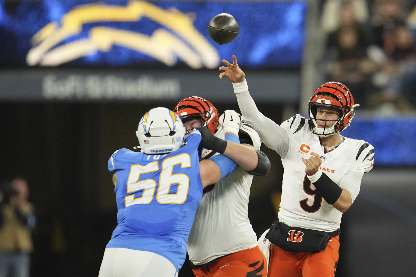 Chargers beat Bengals 34-27 on Dobbins' late TD after squandering 21-point lead | iNFOnews.ca Chargers beat Bengals 34-27 on Dobbins' late TD after squandering 21-point lead | iNFOnews.ca