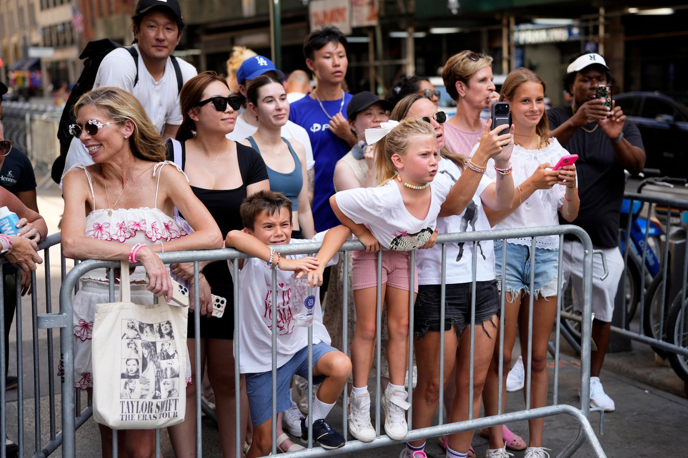 Madison Square Garden is abuzz with eager Swifties ahead of Swift-Kelce wedding | iNFOnews.ca Madison Square Garden is abuzz with eager Swifties ahead of Swift-Kelce wedding | iNFOnews.ca