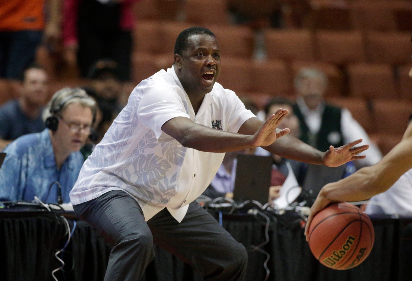 Tuskegee men's basketball coach Taylor handcuffed after intervening in postgame incident | iNFOnews.ca Tuskegee men's basketball coach Taylor handcuffed after intervening in postgame incident | iNFOnews.ca