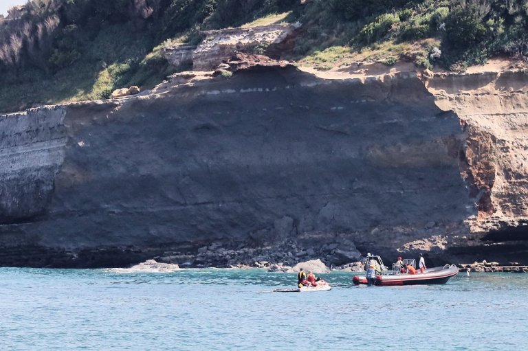 A cliff collapses near Biarritz lighthouse, killing a diver and leaving another missing | iNFOnews.ca