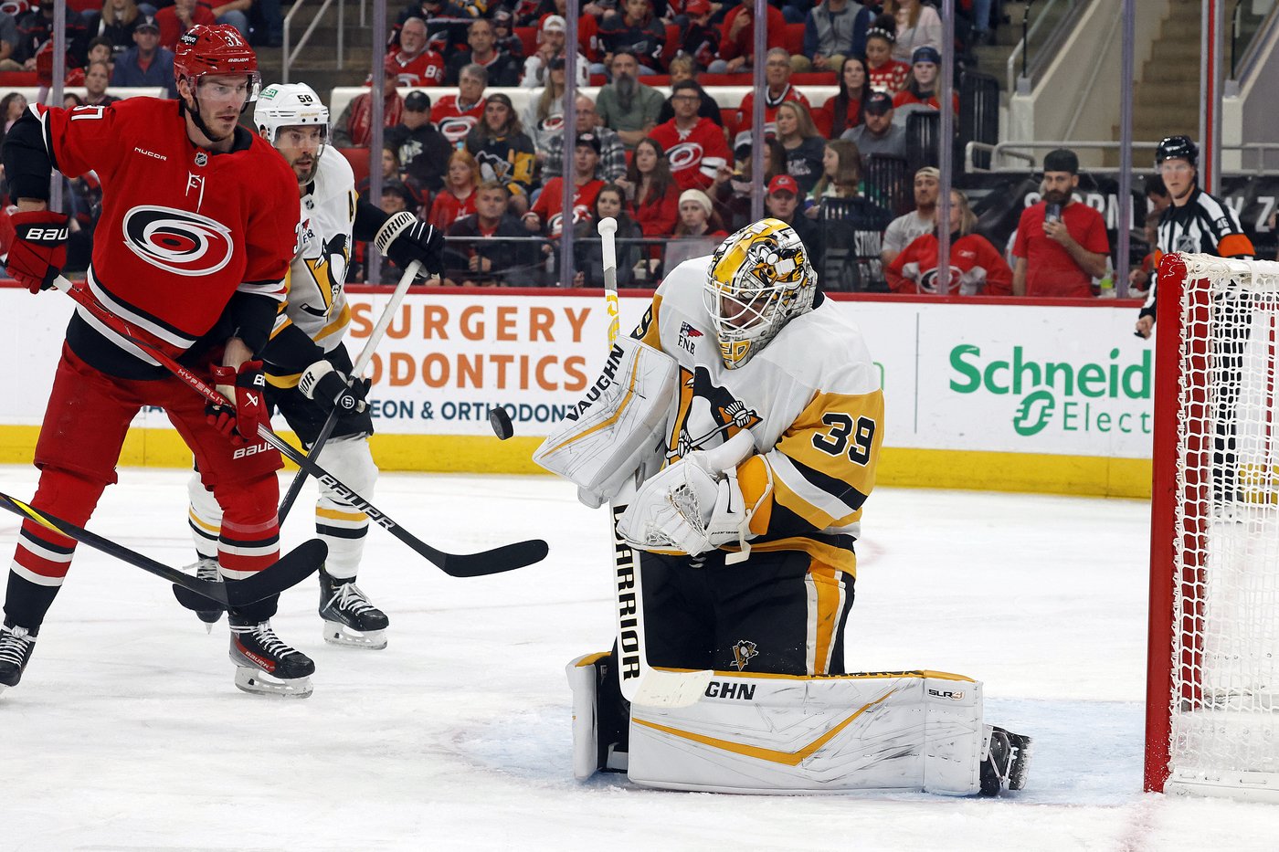 Hurricanes make it eight straight with 5-1 win over Penguins | iNFOnews.ca