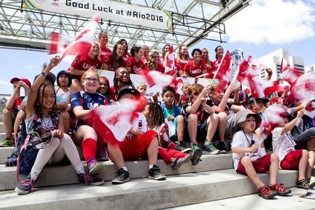 Canadian women's rugby sevens team enjoys warm send-off before heading to Rio | iNFOnews.ca