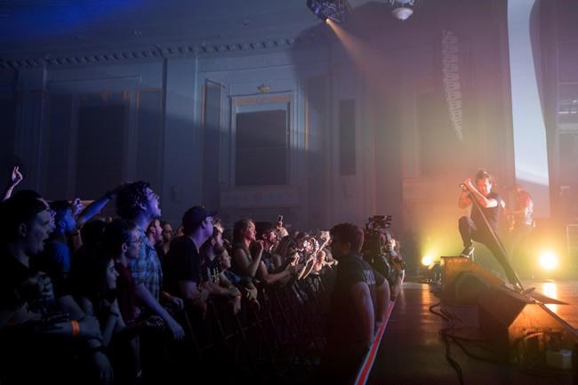 Teenage shooting victim attends sold-out Danforth benefit concert | iNFOnews.ca Teenage shooting victim attends sold-out Danforth benefit concert | iNFOnews.ca