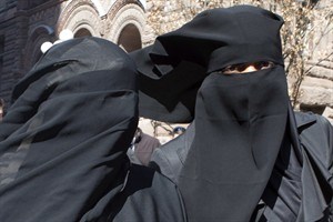 Ontario court orders woman to remove face-covering veil to testify | iNFOnews.ca CP23065506