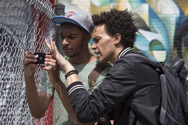 Street photo project helps homeless and at-risk youth share stories through lens | iNFOnews.ca CP33504017