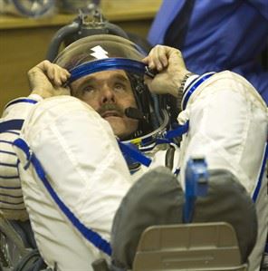 Canadian astronaut Chris Hadfield sends New Year wishes from space | iNFOnews.ca Canadian astronaut Chris Hadfield sends New Year wishes from space | iNFOnews.ca