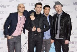 Hedley has no problem touring Canada during coldest winter months | iNFOnews.ca CP27201236