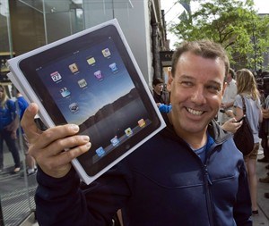 Report reveals tablet trends in Canada: 1 in 4 own one, the iPad is still king | iNFOnews.ca CP22127125