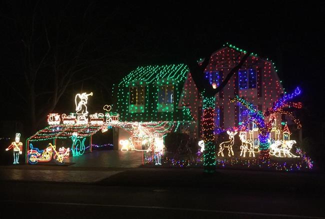 Man behind Burlington, Ont., Christmas display dies after ladder falls from roof | iNFOnews.ca Man behind Burlington, Ont., Christmas display dies after ladder falls from roof | iNFOnews.ca
