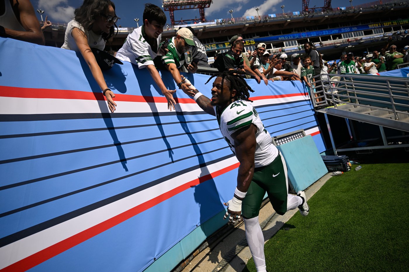 Breece Hall powers Jets past Titans 23-10 in a dominant season opener against their former coach | iNFOnews.ca