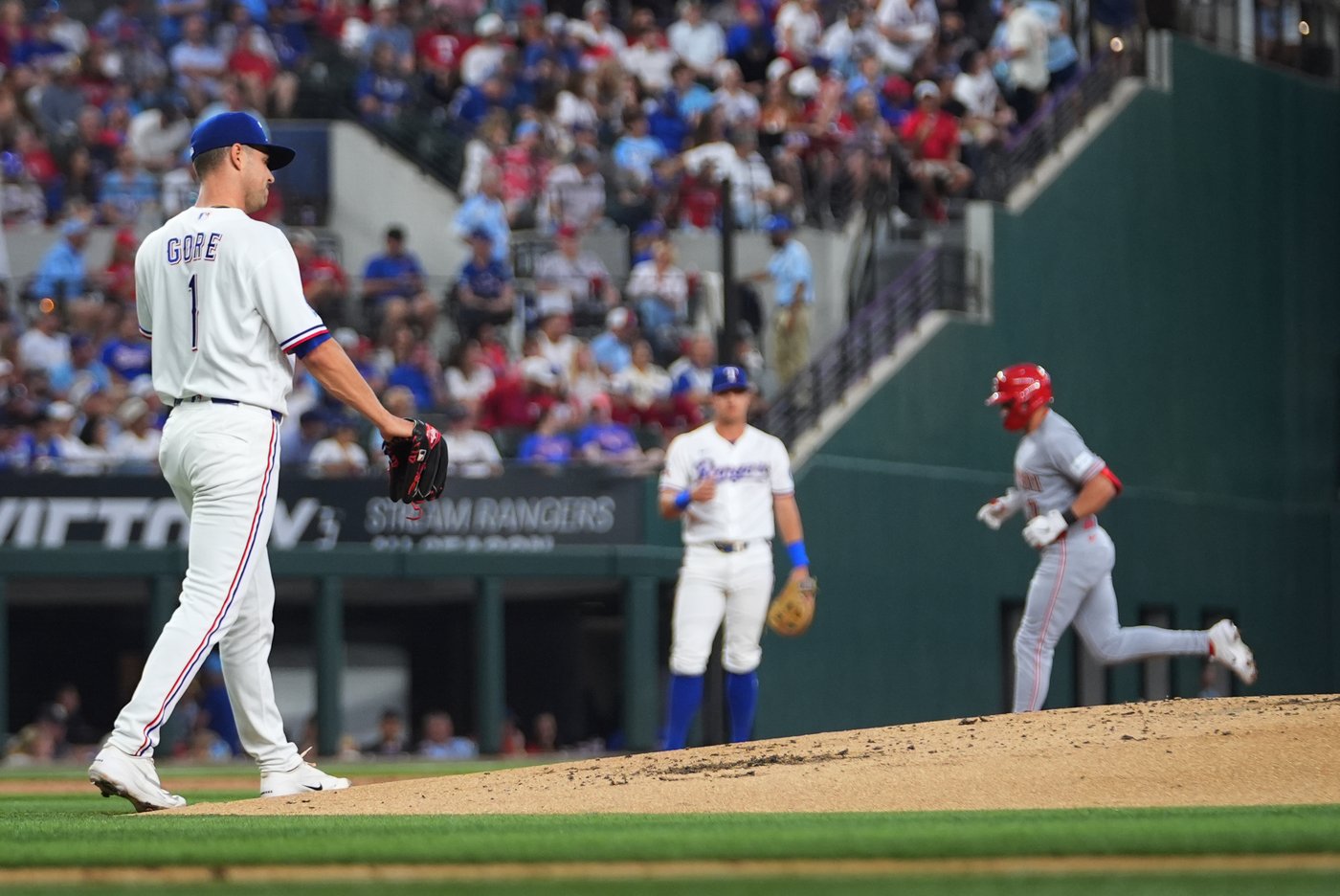 Reds beat Rangers 5-3 in their 1st road game with 3 homers, the last in the 9th | iNFOnews.ca