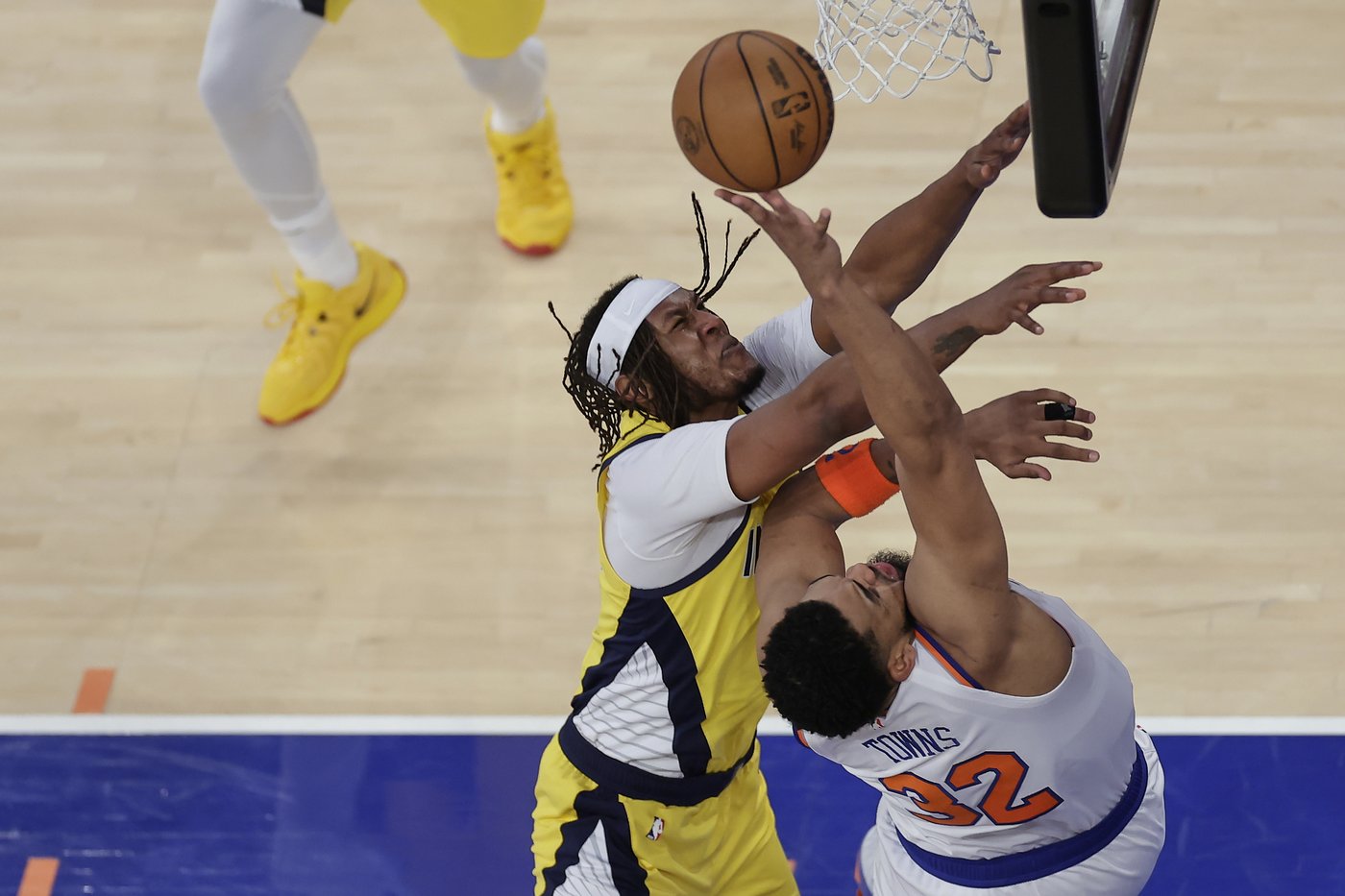 Pacers tie it on Halburton's jumper at buzzer, then beat Knicks 138-135 in OT of East finals Game 1 | iNFOnews.ca