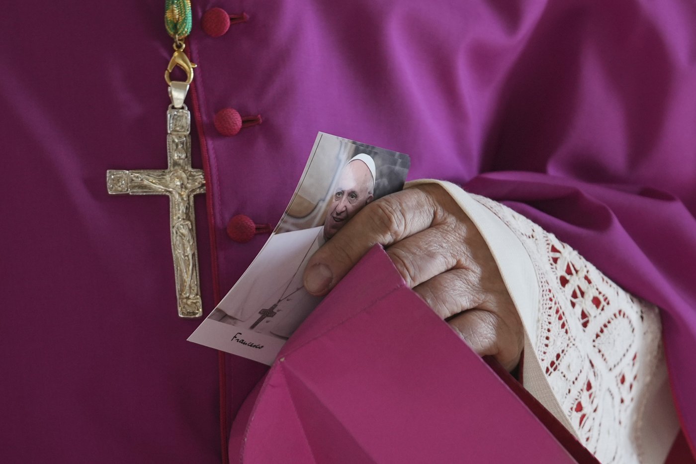 Catholic faithful pay their final respects to Pope Francis as public viewing begins | iNFOnews.ca