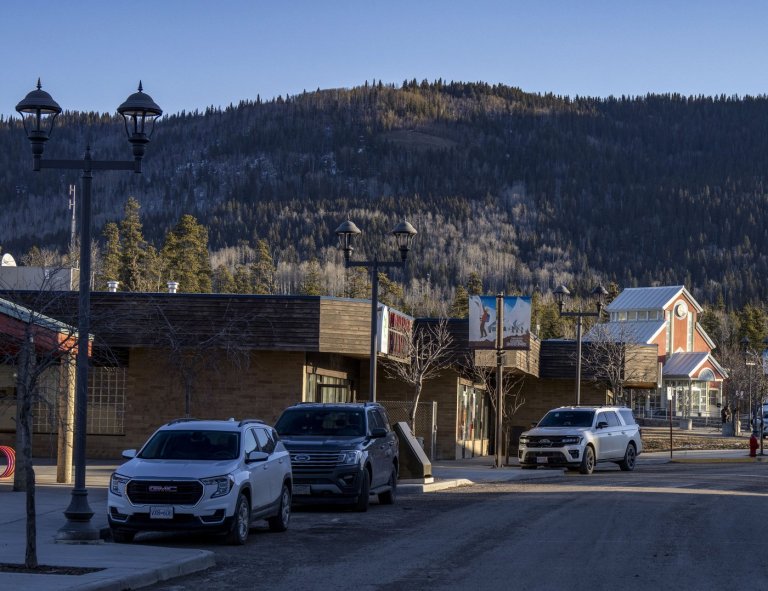 Mounties investigate after man flashes knife at youth in Tumbler Ridge, B.C. | iNFOnews.ca