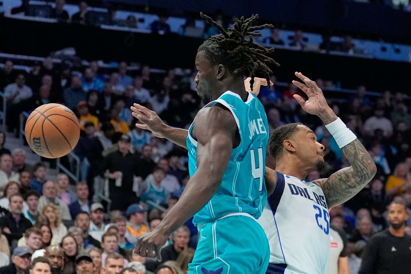 Hornets rout Mavericks 117-90 for 5th straight victory and .500 record | iNFOnews.ca Hornets rout Mavericks 117-90 for 5th straight victory and .500 record | iNFOnews.ca