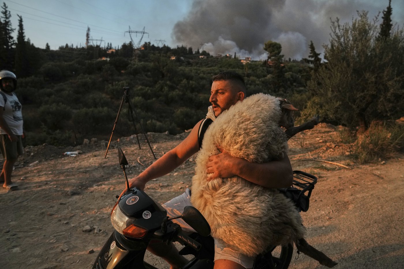 Wildfires kill at least 3 and displace thousands across southern Europe | iNFOnews.ca