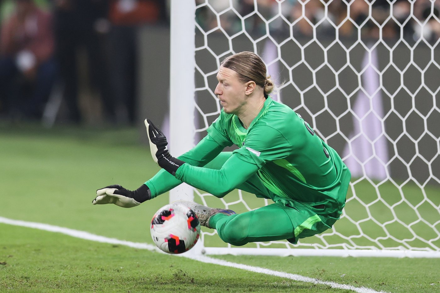 PSG goalkeeper Safonov has fractured hand after penalty shootout heroics | iNFOnews.ca