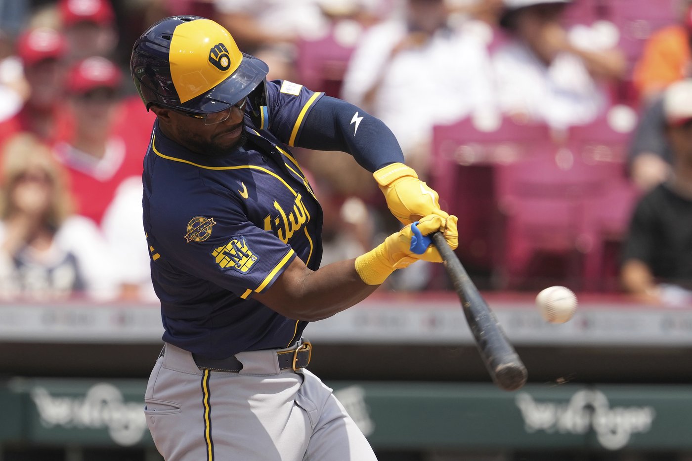 Collins hits 3-run homer, Chourio and Cameron belt 2-run shots as Brewers beat Reds 9-1 | iNFOnews.ca