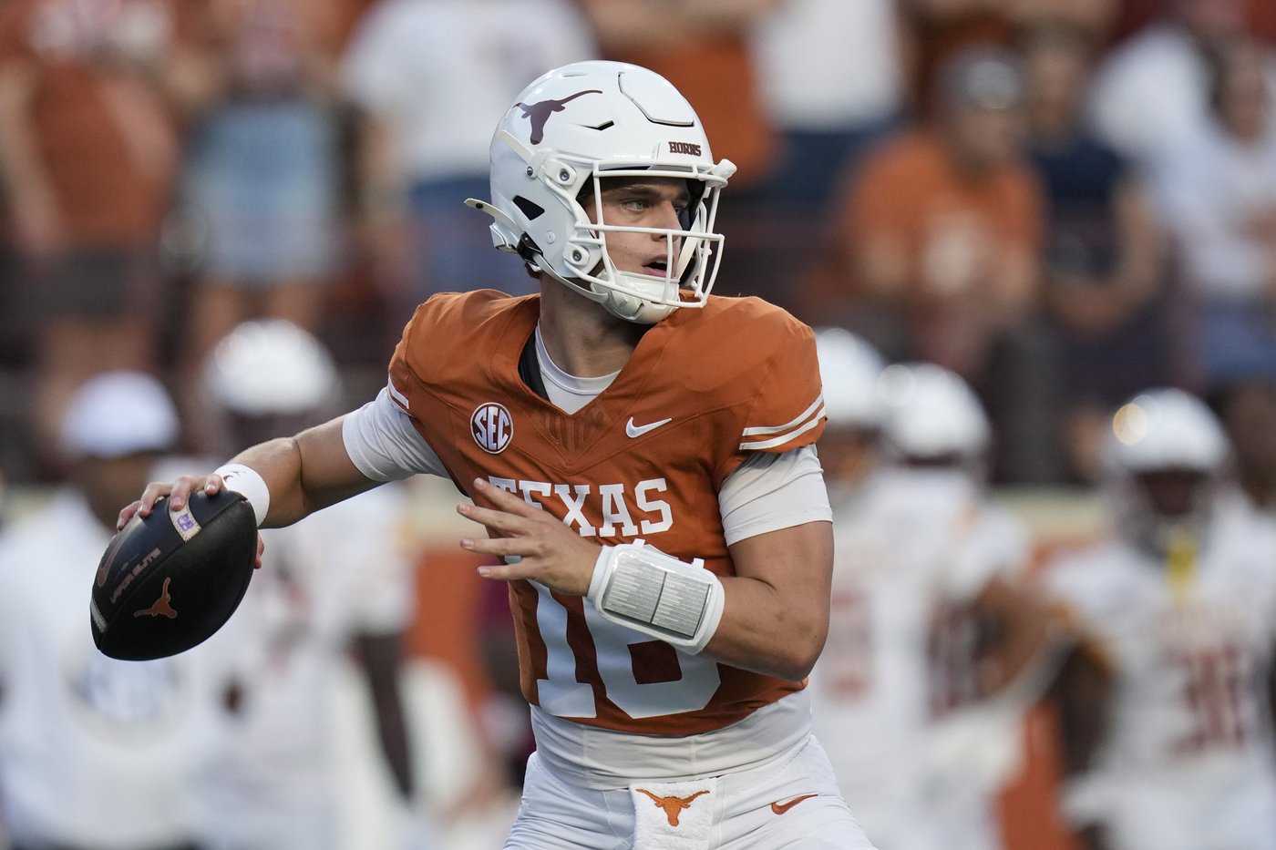 No. 1 Texas keeps rolling behind Manning and Blue and routs ULM 51-3 in last game before SEC play | iNFOnews.ca