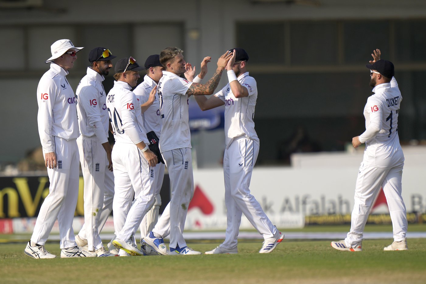 Brook and Root set batting records with 800-run England close to famous cricket win over Pakistan | iNFOnews.ca