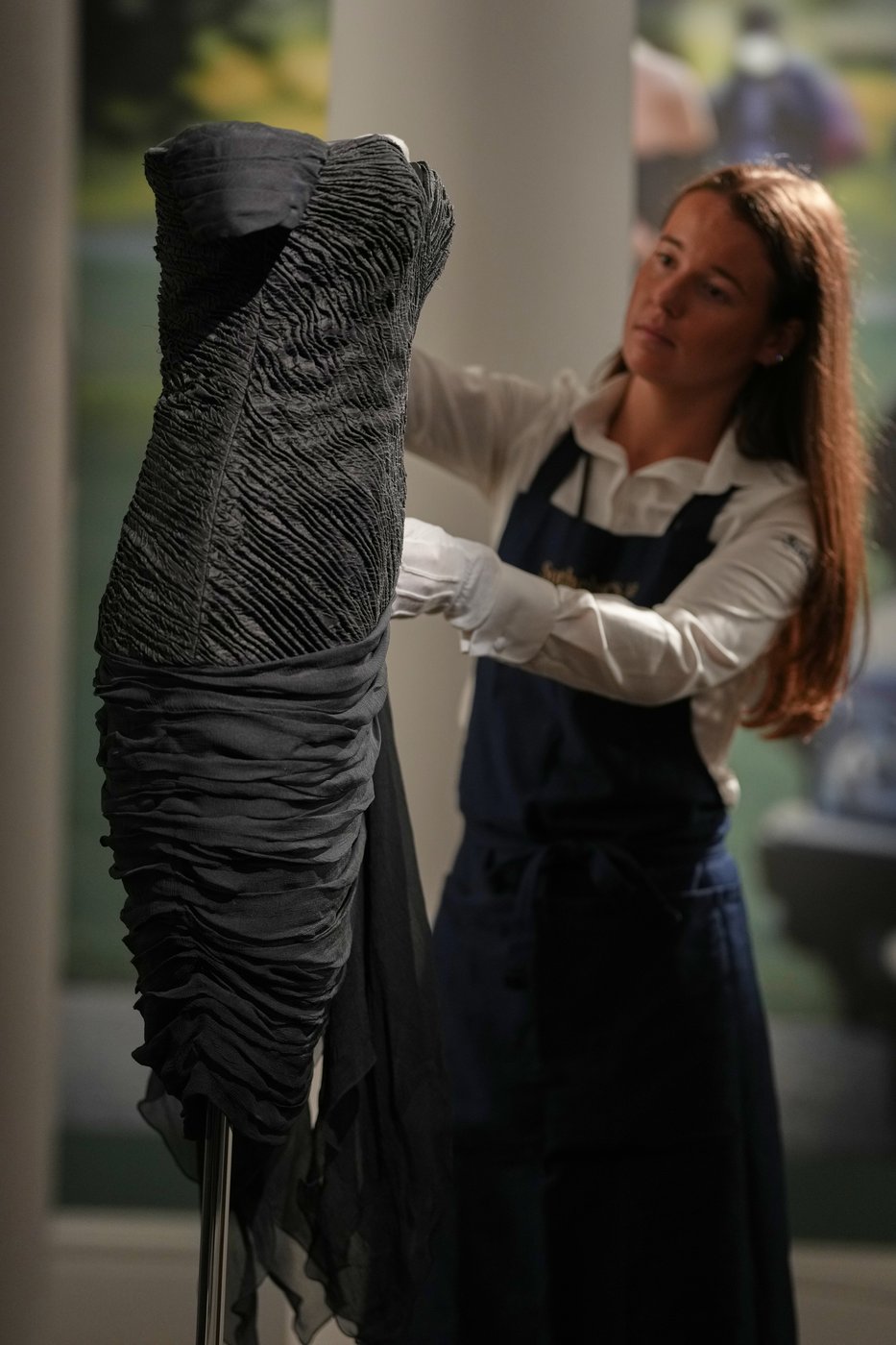 Princess Diana's famous 'revenge dress' goes on show ahead of Sotheby's auction | iNFOnews.ca Princess Diana's famous 'revenge dress' goes on show ahead of Sotheby's auction | iNFOnews.ca