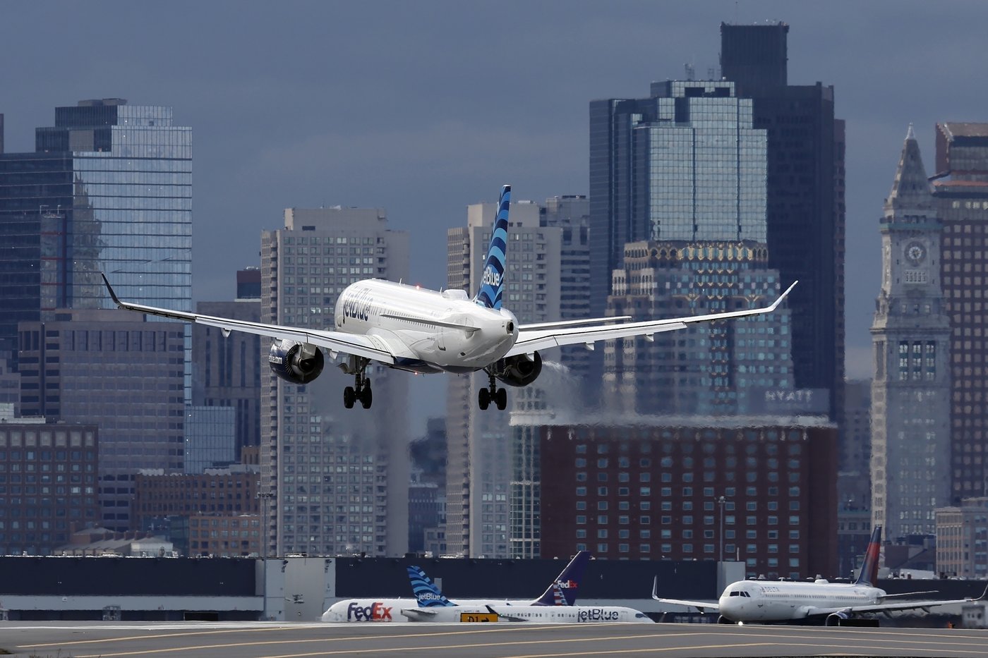 JetBlue passenger suddenly opens exit door as flight is taxiing for takeoff at Boston airport | iNFOnews.ca JetBlue passenger suddenly opens exit door as flight is taxiing for takeoff at Boston airport | iNFOnews.ca
