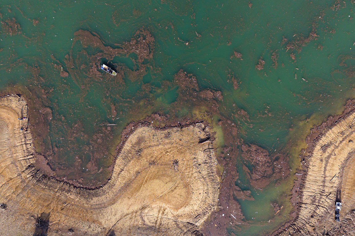 Residents and activists in central Bosnia clean up a lake after massive floods | iNFOnews.ca