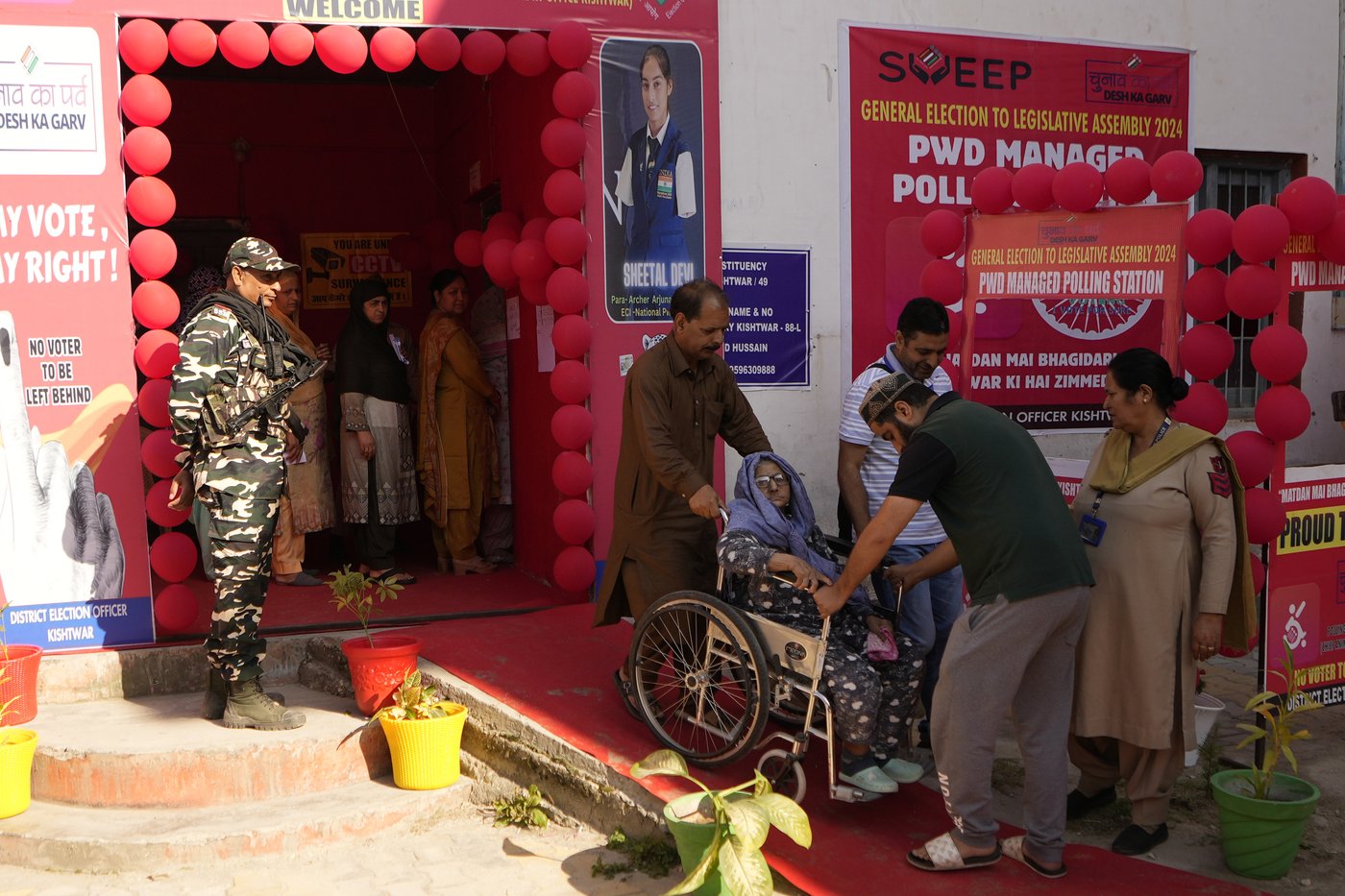 Brisk voting for local government in Indian-controlled Kashmir for first time after losing autonomy | iNFOnews.ca
