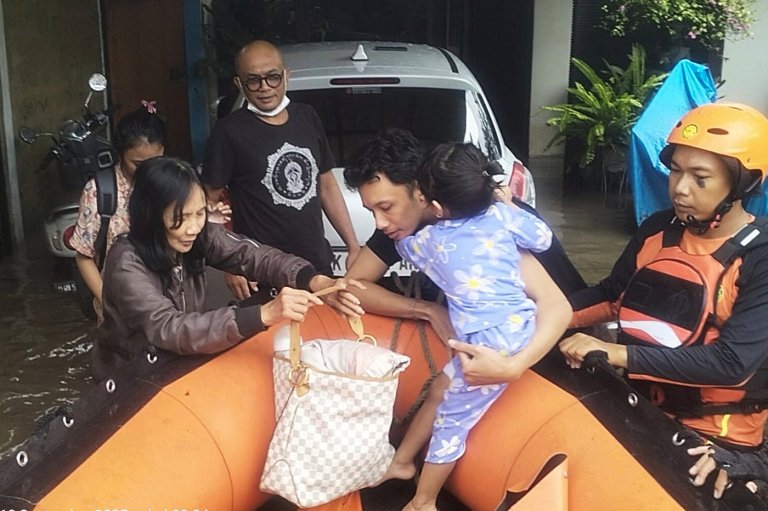 Indonesian rescuers search for missing people as floods recede | iNFOnews.ca