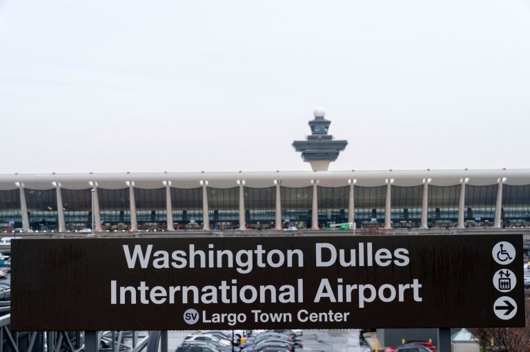 18 people sent to the hospital after mobile lounge crashes at Washington D.C.-area airport | iNFOnews.ca