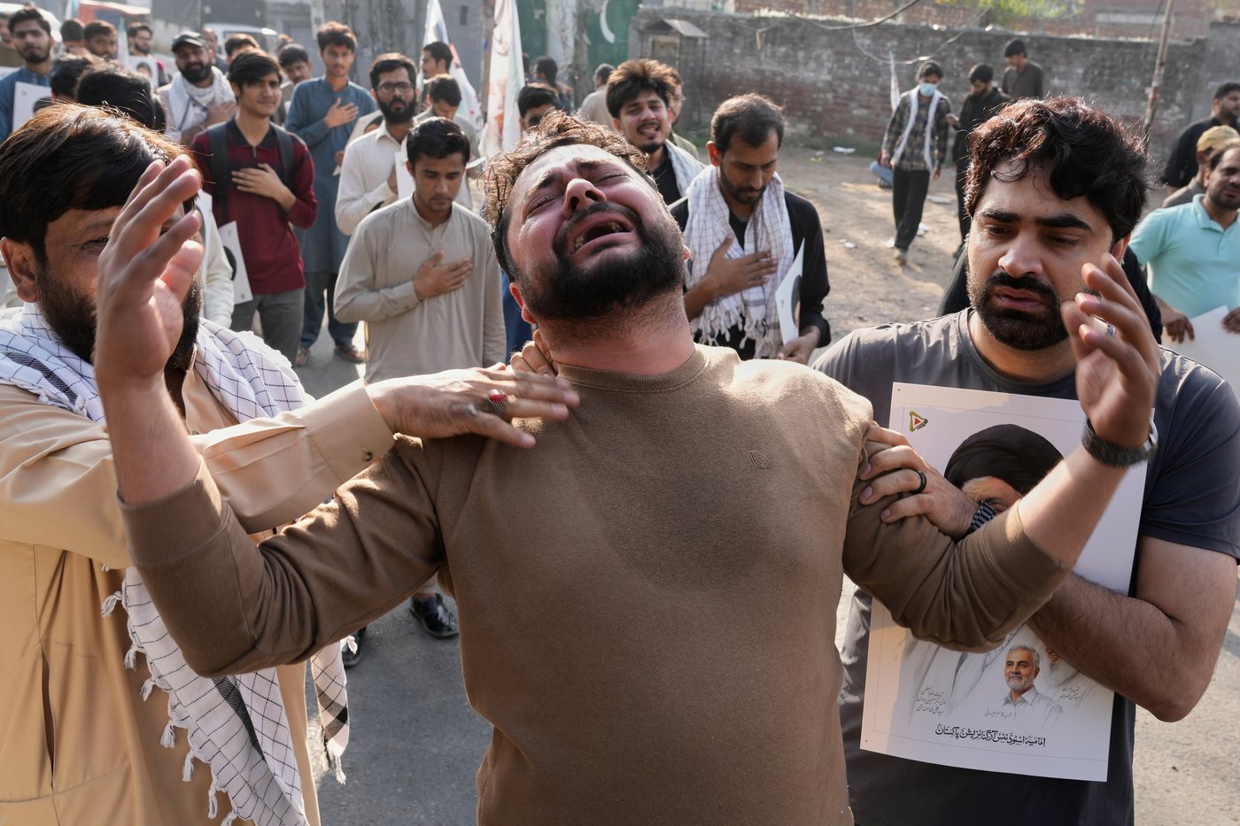 At least 22 people killed in Pakistan as protesters try to storm US Consulate | iNFOnews.ca