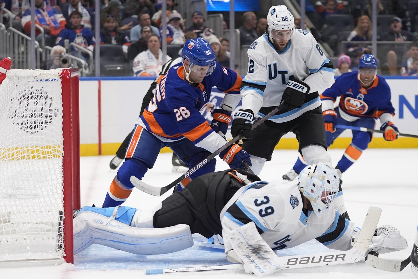 Dylan Guenther scores twice, Utah outlasts Islanders 5-4 in OT to improve to 2-0 | iNFOnews.ca