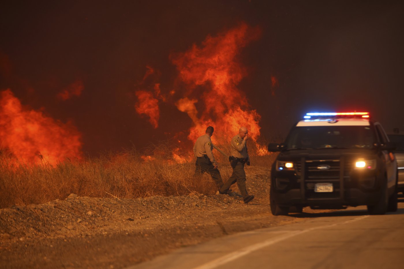 Firefighters battle to maintain the upper hand on a huge fire north of Los Angeles | iNFOnews.ca