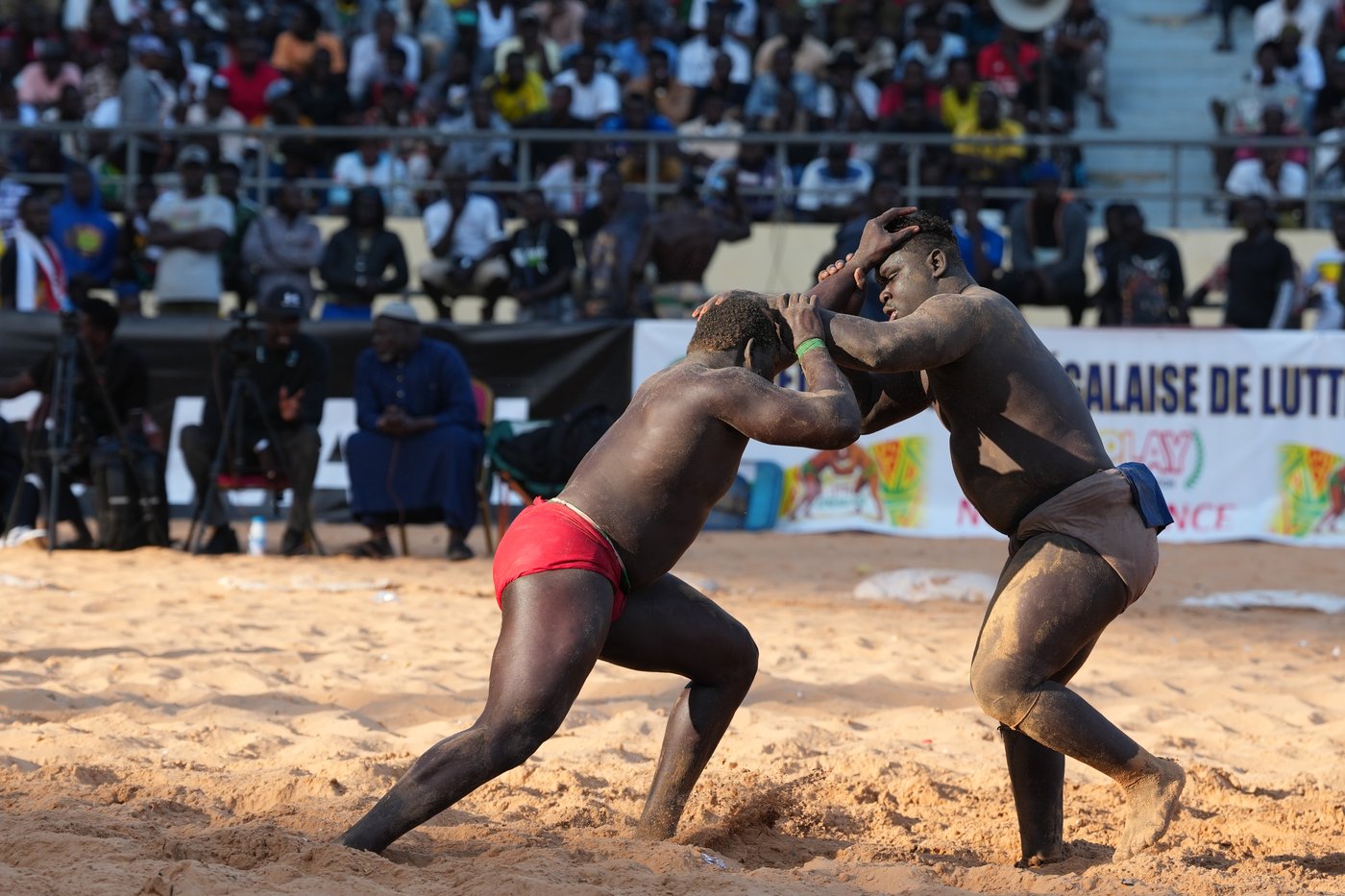 In Senegal’s wrestling arenas, rituals share the spotlight with the fight, in photos | iNFOnews.ca