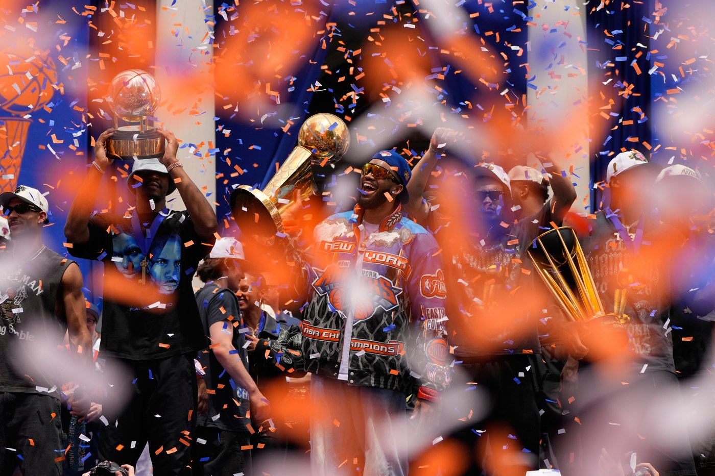 New York Knicks revel in their NBA victory parade as joyous fans and celebs fill the streets | iNFOnews.ca