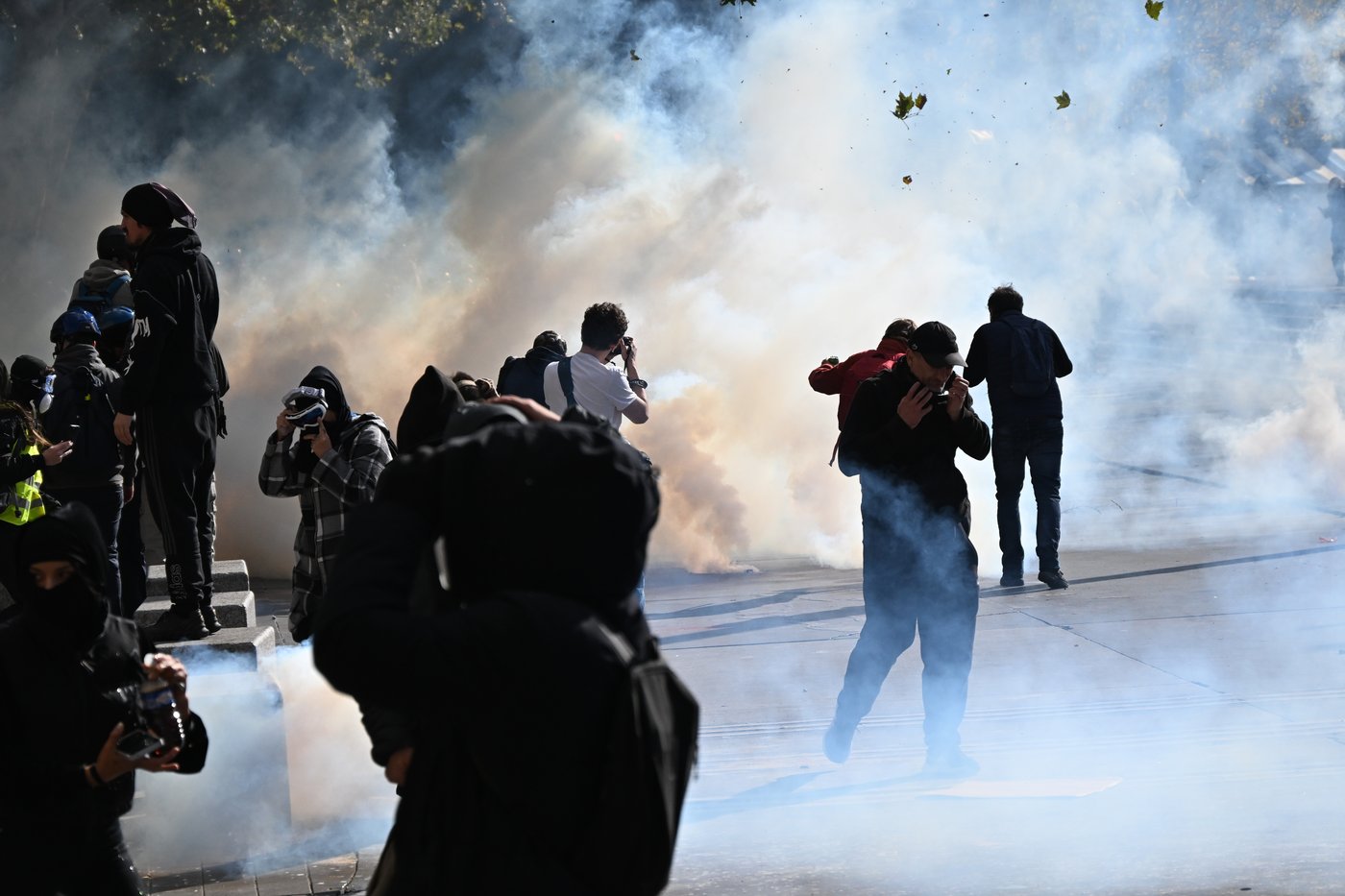 Clashes, fires and looting break out as protesters rally across France, joining students | iNFOnews.ca