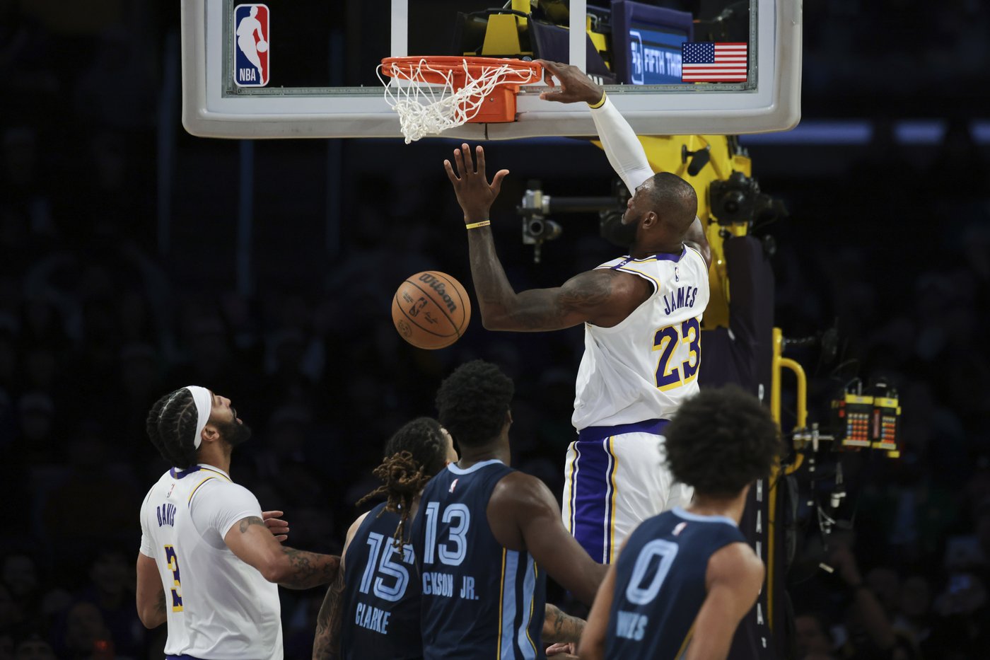 Anthony Davis scores 40 points, LeBron James has 18 in return to help Lakers beat Grizzlies, 116-110 | iNFOnews.ca