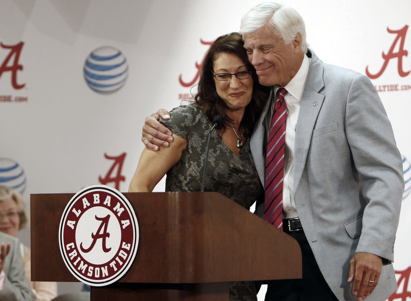 Bill Battle, former Tennessee coach and Alabama AD who founded licensing company, dies | iNFOnews.ca Bill Battle, former Tennessee coach and Alabama AD who founded licensing company, dies | iNFOnews.ca