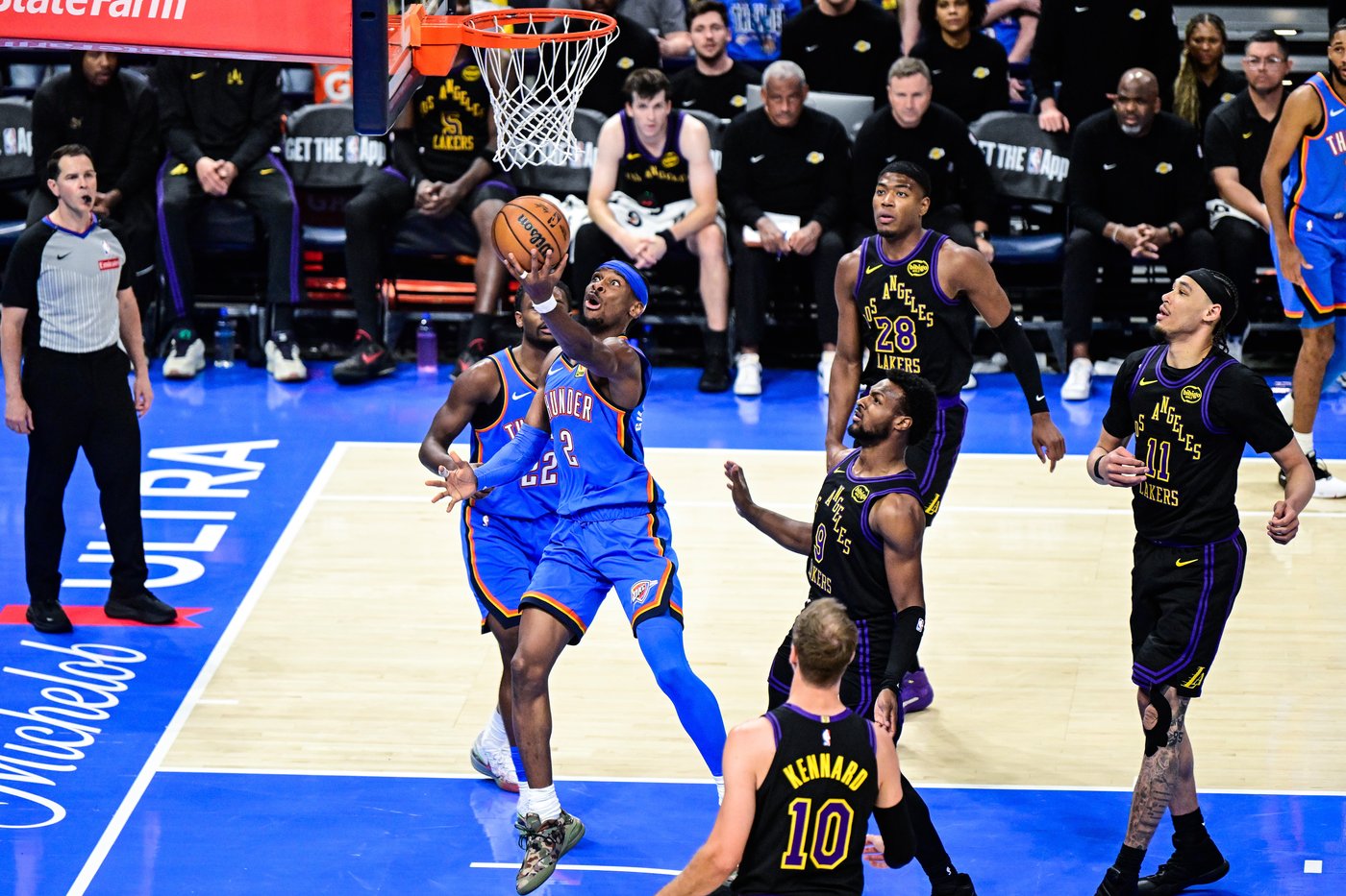 Gilgeous-Alexander’s 28 points lead Thunder's 139-96 rout of Lakers as Doncic hurts hamstring | iNFOnews.ca