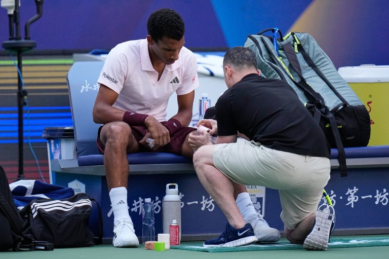 Canada's Auger-Aliassime retires with knee injury at Shanghai Masters | iNFOnews.ca