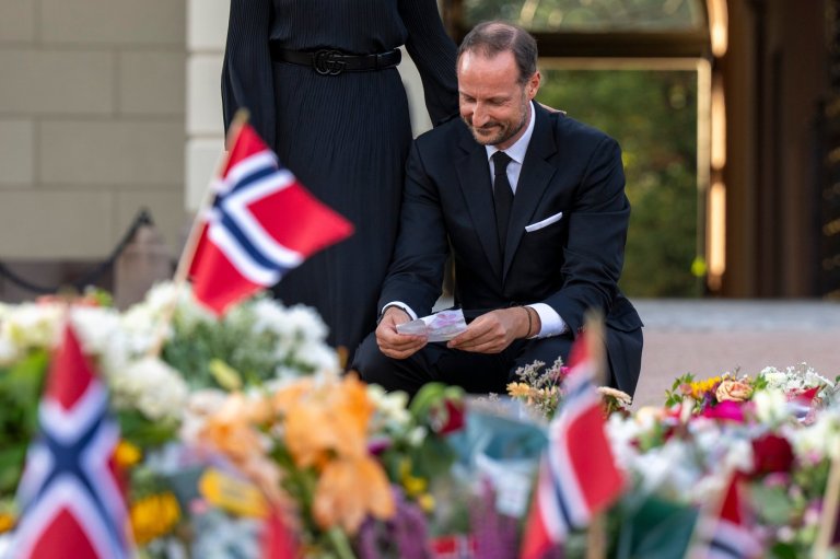 Norway's King Haakon pledges an oath of allegiance to the constitution as his father lies in state | iNFOnews.ca